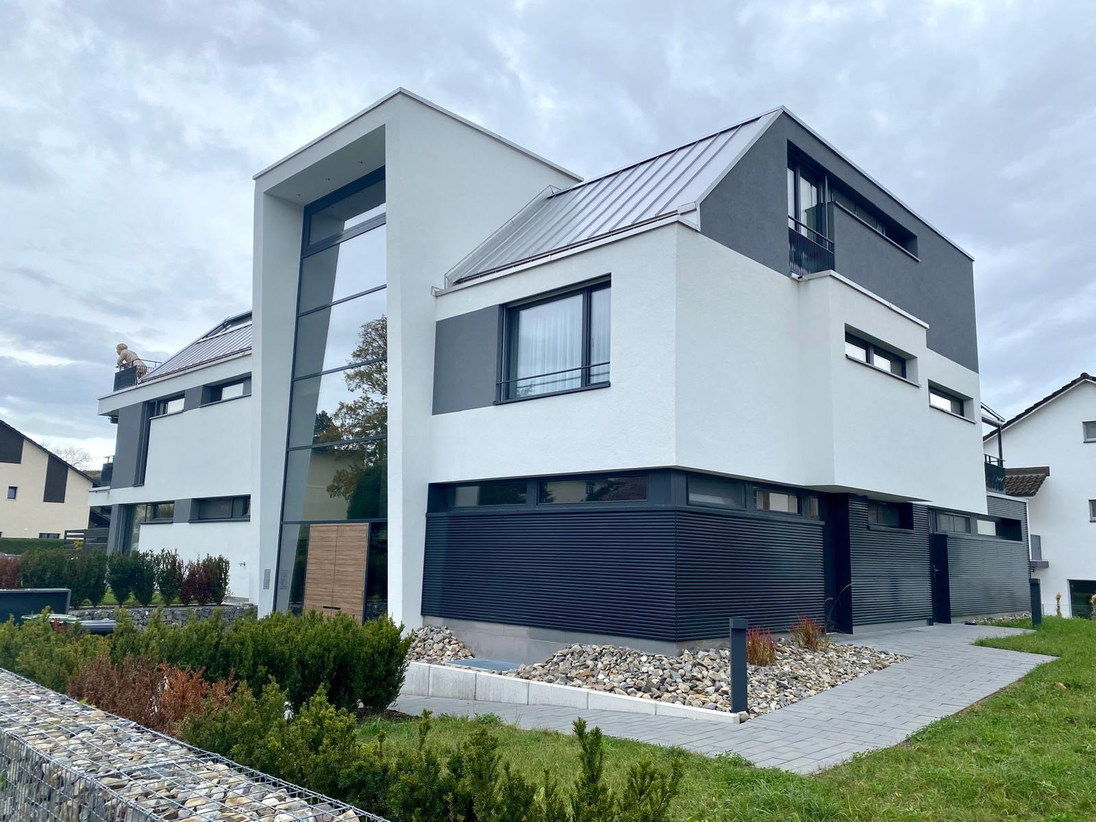 Modernes Einfamilienhaus mit verglastem Treppenhaus