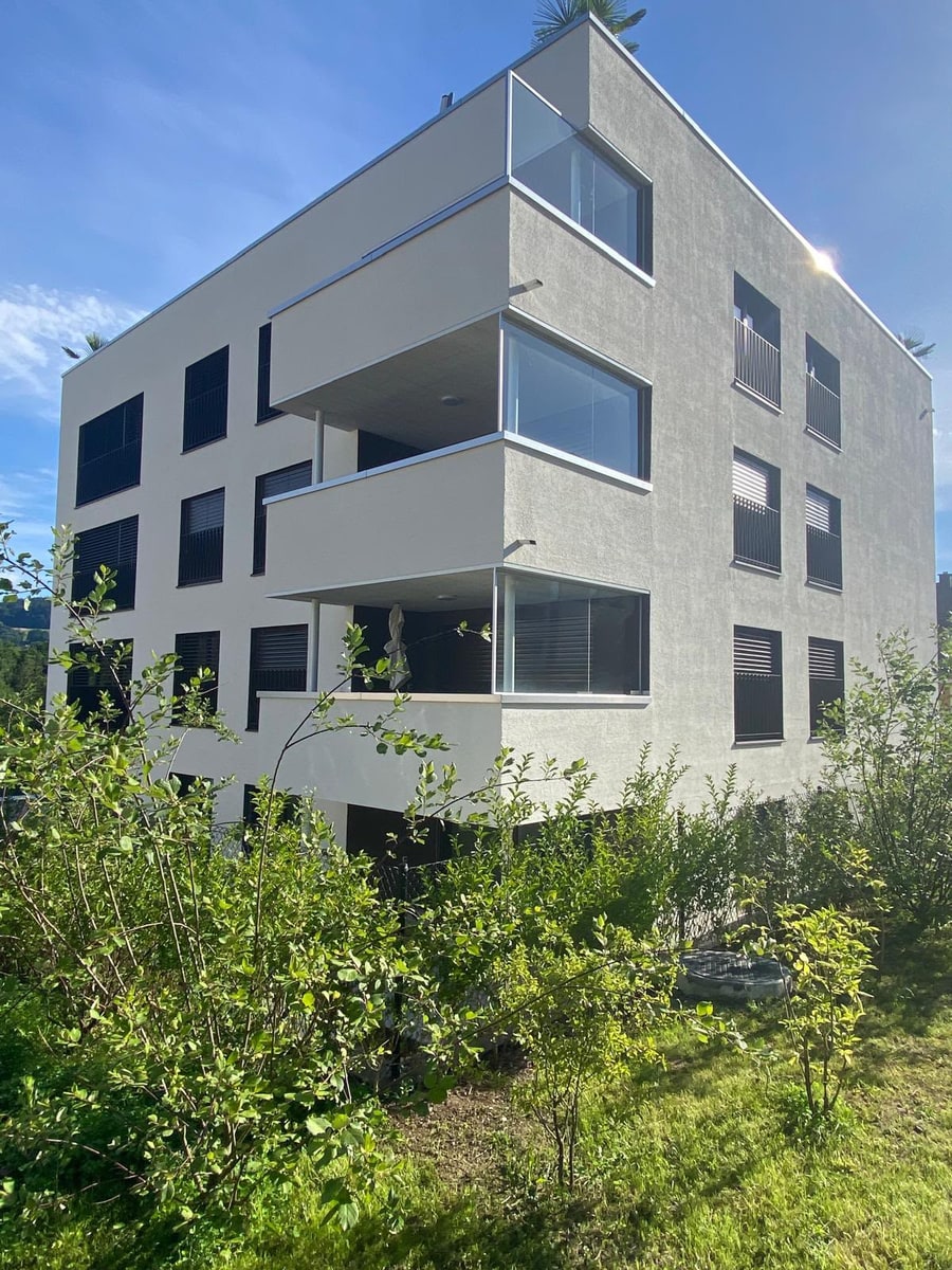 Mehrfamilienhaus mit drei Geschossen und Balkonen