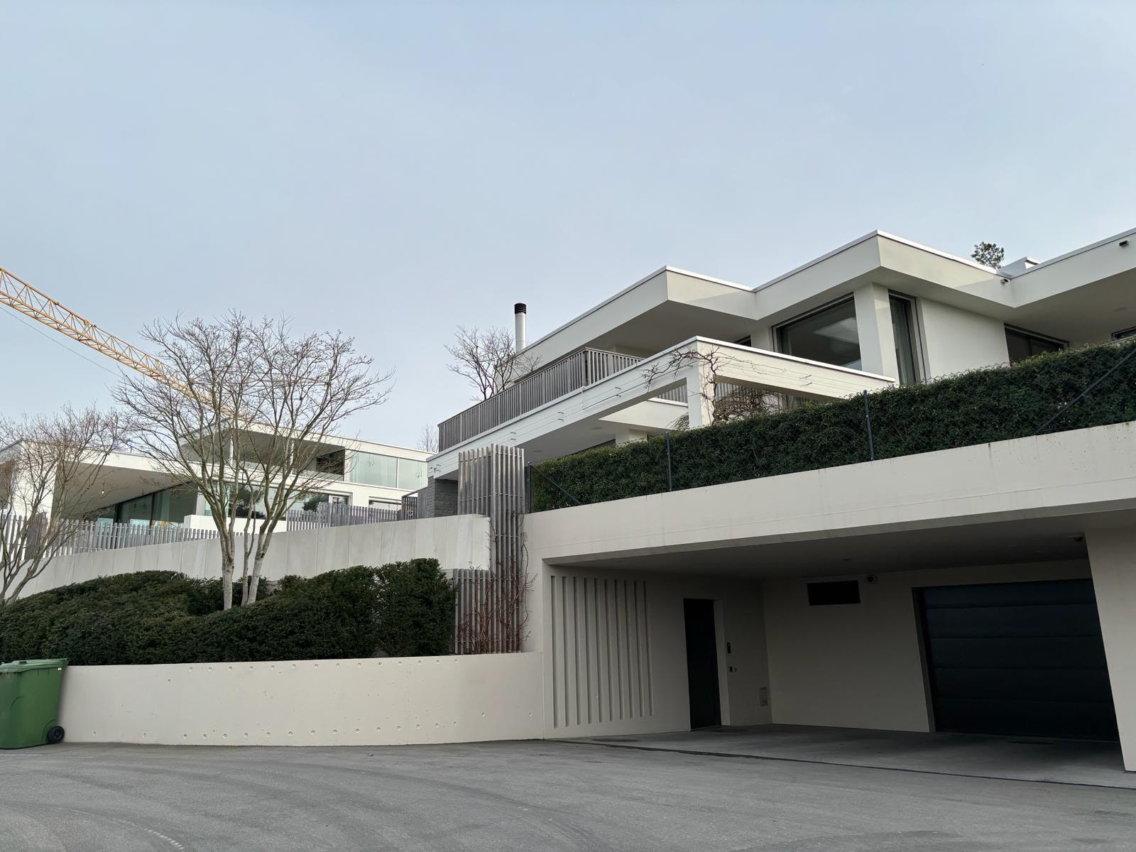 Überbauung mit Flachdach und Einstellhalle an einem Hang